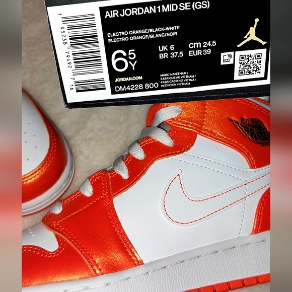 Nike Air Jordan 1 Mid GS Electro Orange - Picture 11 of 12